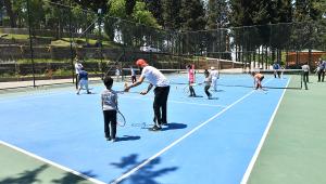 Nakkaştepe Millet bahçesinde tenis dersleri başladı