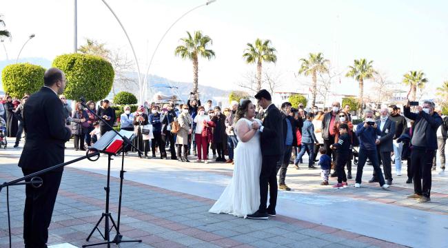 14 Şubat Sevgililer Günü Fethiye’de şarkılarla kutlandı