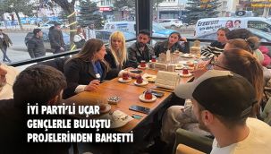 İYİ Parti Erzurum Büyükşehir Belediye Başkan Adayı Canan Uçar, gençlerle bir araya geldi