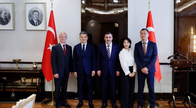 Cumhurbaşkanı Yardımcısı Cevdet Yılmaz Netaş ve ZTE heyeti ile bir araya geldi