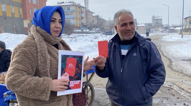 CHP Erzurum Pazarda Kırmızı Kart Dağıttı