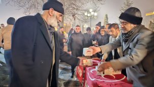 MHP Yakutiye İlçe Başkanlığı'ndan Regaip Kandili'nde Kandil Simidi İkramı