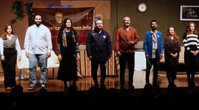 EBB Şehir Tiyatrosu'nun Oyunu 'Devamsız İşler' Turnede de ilgi odağı oldu