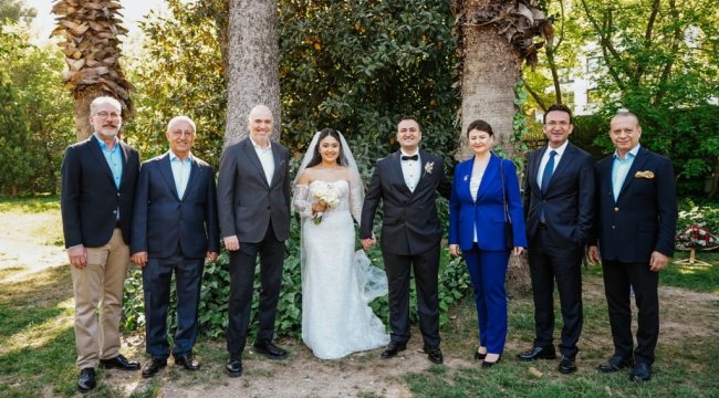 Aşkın ve Mutluluğun İzmir'deki Buluşması : Vuslat Aktaran ve Can Akçay Dünyaevine Girdi