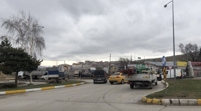 Mahallebaşı'nda Kamyon ve Tır Yoğunluğu Trafiği Felç Ediyor