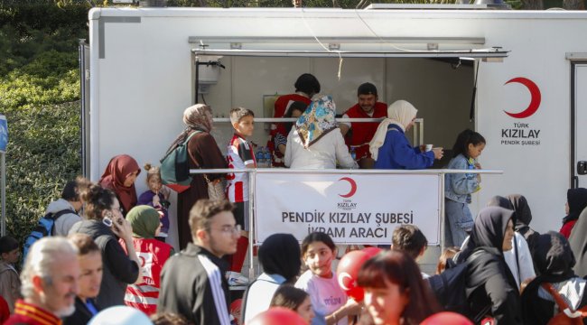 Türk Kızılay İstanbul Depremi Sonrası Beslenme Desteğiyle Toplanma Alanlarında