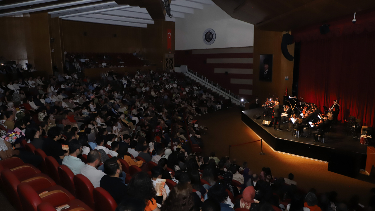 Atatürk Üniversitesi Oda Orkestrası, ilk konserini yoğun katılımla gerçekleştirdi