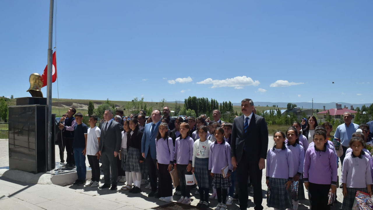 Erzurum’da Karne Sevinci: Vali Çiftçi Öğrencilerle Birlikte Karne Heyecanı Yaşadı