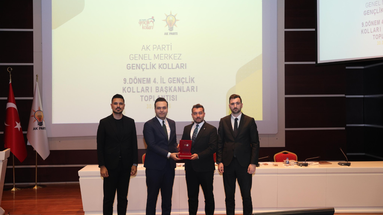 Erzurum AK Gençlik’e Üye Başarısı Plaketi