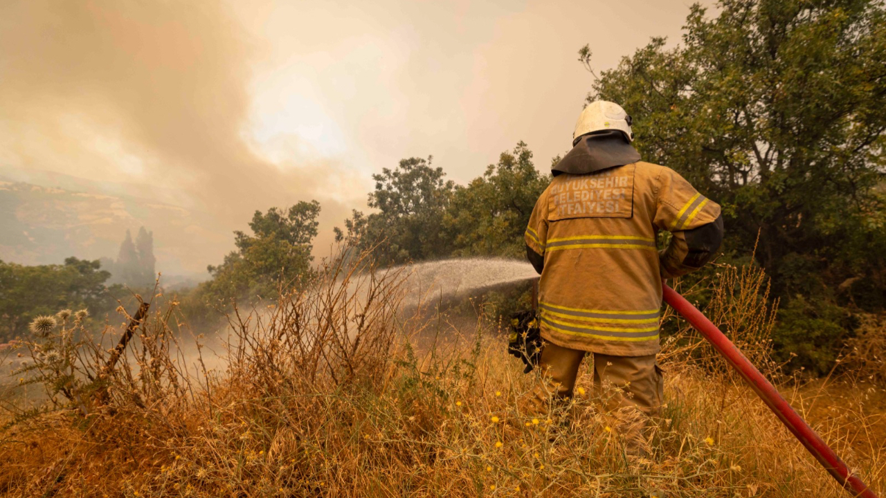 Ödemiş’te yangınla mücadele sürüyor