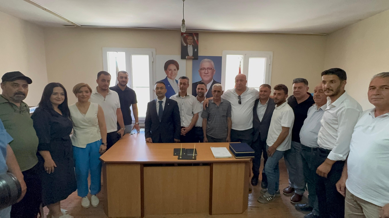 Memleket Partisi Kula İlçe Başkanı ve Yönetim Kurulu İyi Parti'ye Katıldı