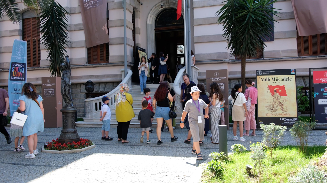 Trabzon’da  açılan sergiler sanatseverlerin akınına uğruyor
