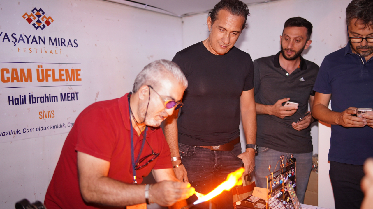 Kıraç Konser Öncesi Stantları Gezerek Somut Olmayan Kültürel Miras Taşıyıcılarıyla Buluştu