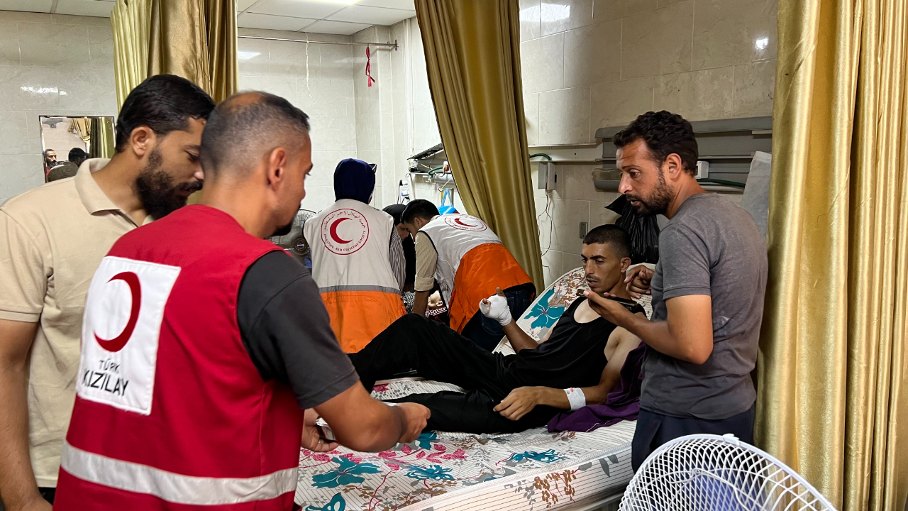 Türk Kızılay Gazze’deki El Kudüs Hastanesi’ne her gün sıcak yemek ulaştırıyor