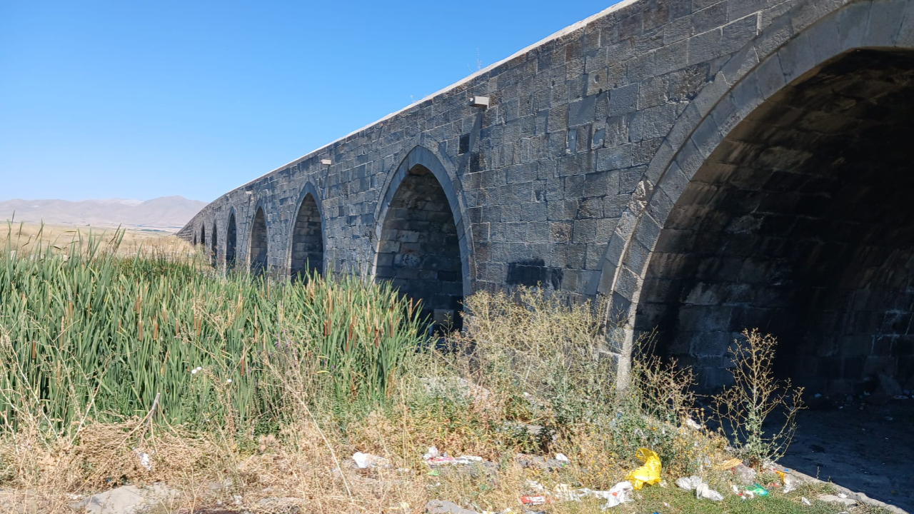 Tarihi Karaz Köprüsü İlgisizliğe Terk Edilmemeli