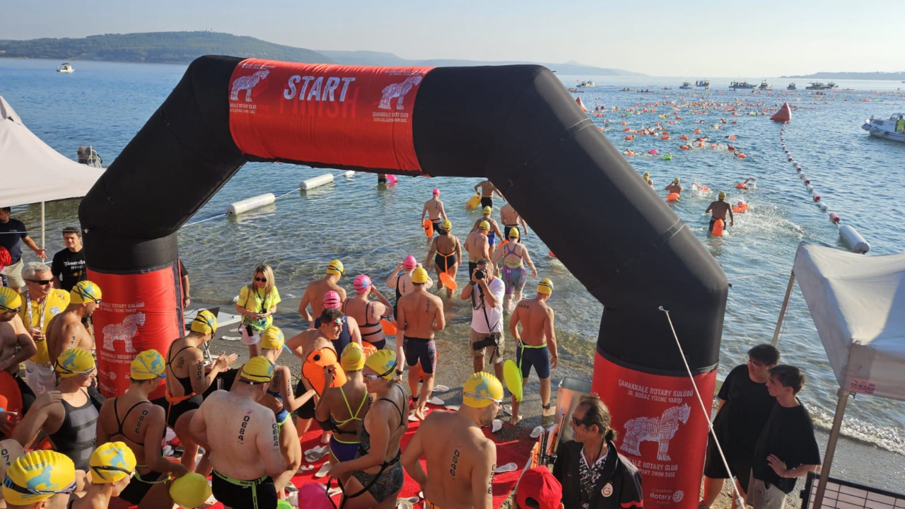 38. Uluslararası Çanakkale Boğazı Yüzme Yarışı bin 434 sporcunun katılımıyla gerçekleşti