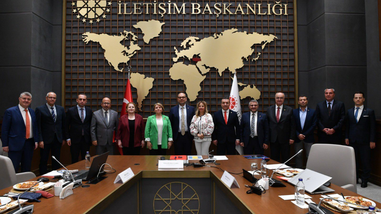 İzmir'den 23 Gazeteciye Basın Kartı