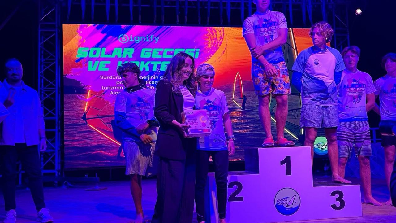 Işığın Gücü Alaçatı’da: 2025 Alaçatı Wind Fest’te Çağla Kubat’tan “Signify Solar Gecesi”
