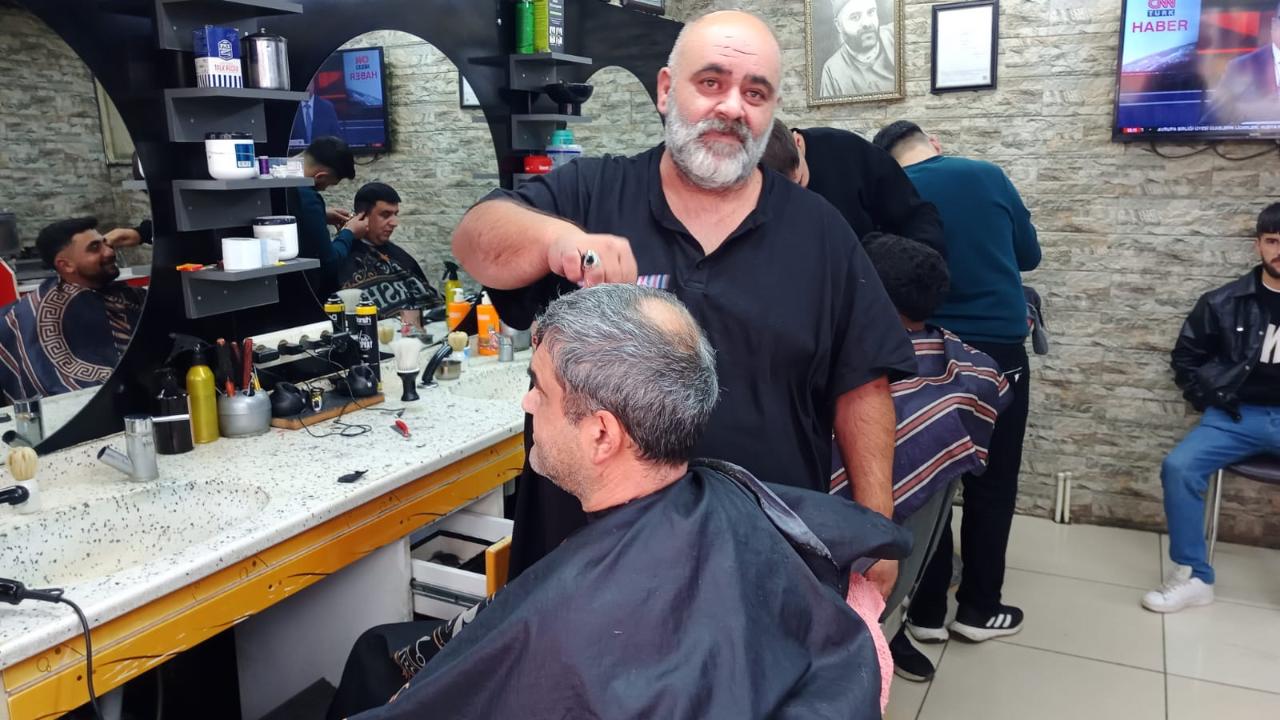 Yunusemre Mahallesi’nin Emektar Kuaförü: Ali Kahveci