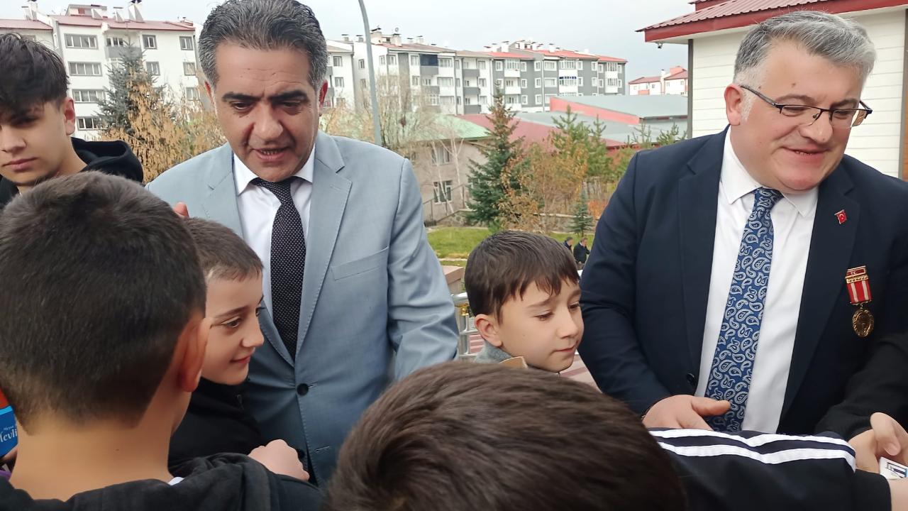 Hilalkent’te MHP Yakutiye İlçe Başkanı Sinan Demir’e Çocuklardan Sevgi Seli