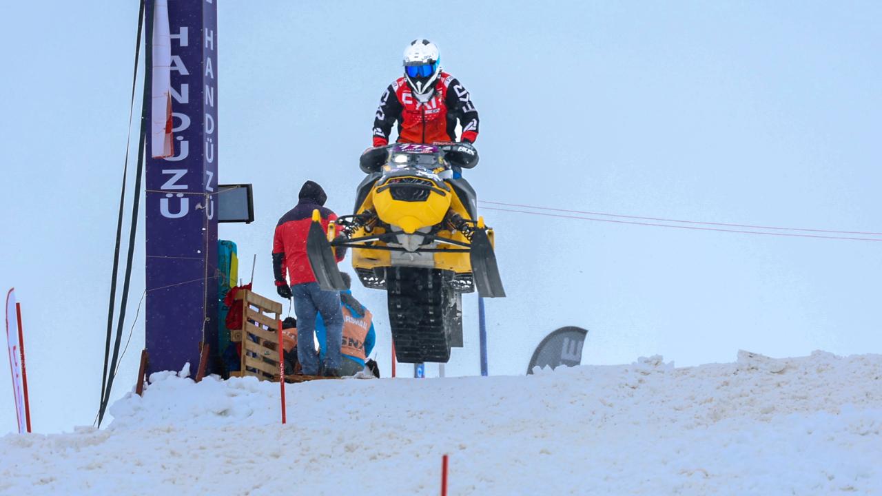 Dünya Kar Motosikleti Şampiyonası SNX Türkiye etabı sıralama yarışlarıyla başladı