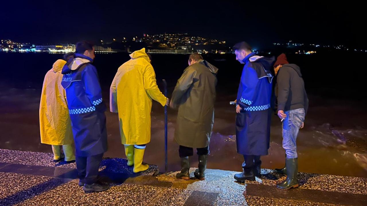 Foça’da etkili olan sağanak yağış, belediye ekiplerini gece boyunca teyakkuz halinde tuttu