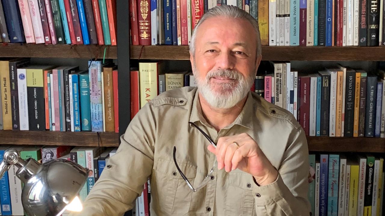 Şair Ünal Ersözlü’nün yeni kitabı “Böğürtlen Öpücüğü” raflarda yerini aldı