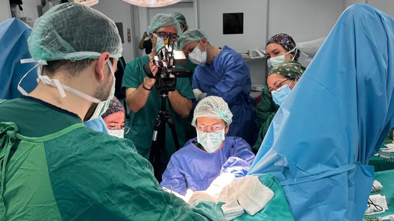 Avrupa’nın ünlü ürologları DEÜ’de canlı cerrahi gerçekleştirdi