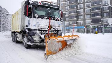 Büyükşehir Belediyesi'nin kar timleri  yoğun kar yağışı sonrası harekete geçti