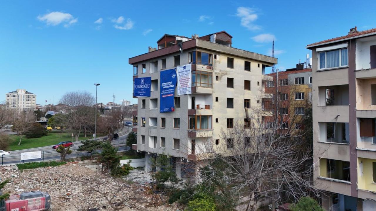 E sınıfı (Çok Yüksek Riskli) bina ilan edilen bir bina daha İBB ekiplerinin gözetiminde yıkıldı