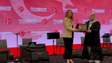 MHP’nin 8 Mart Programında “Yılın Annesi” Ödülü Erzurum’dan Olcay Anne’ye