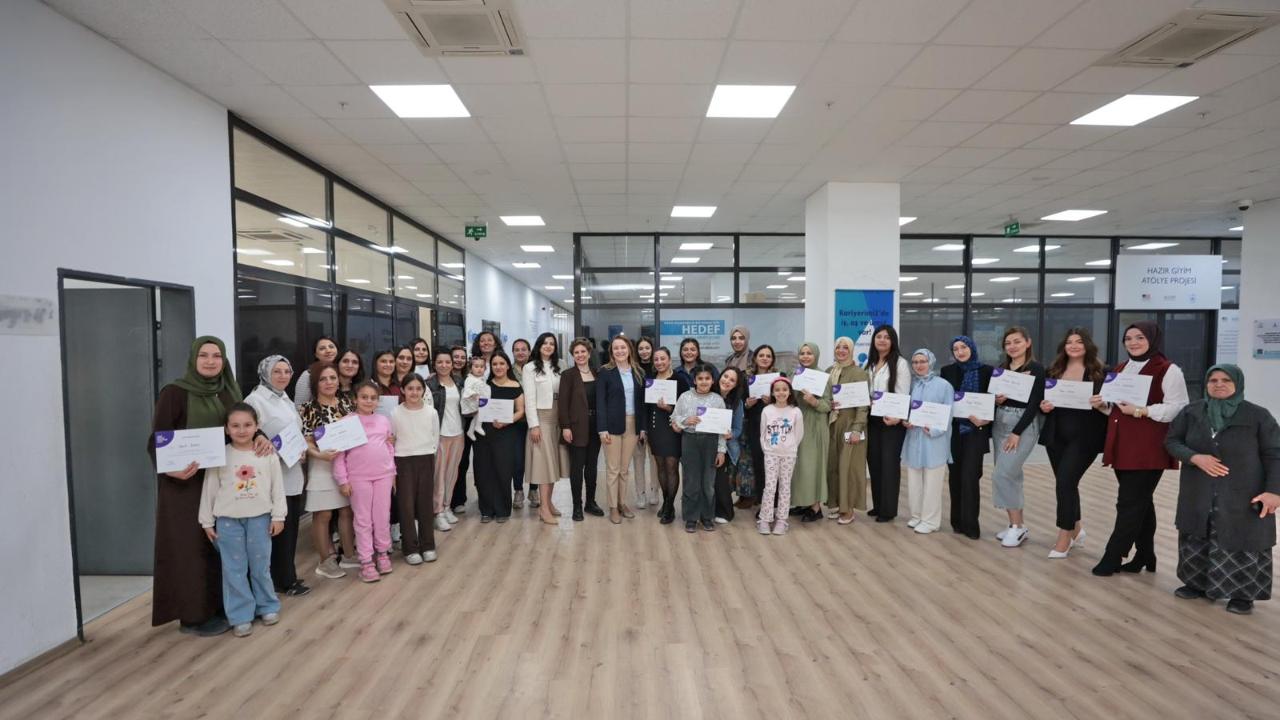 Anne Destek Programı mezunları sertifikalarını Başkan Mutlu’dan aldı