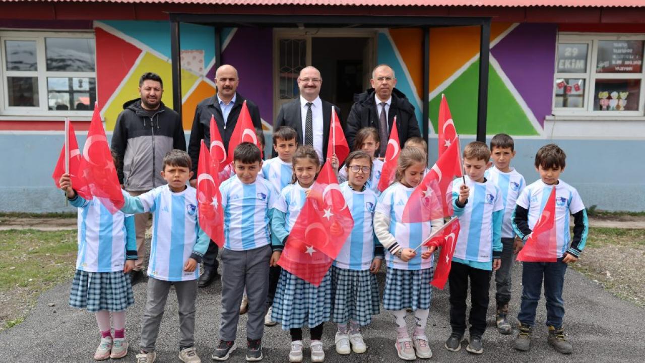 Güzelova’da 23 Nisan Coşkusu: Rektör Hacımüftüoğlu, Minik Yüreklerle Bayram Sevincini Paylaştı