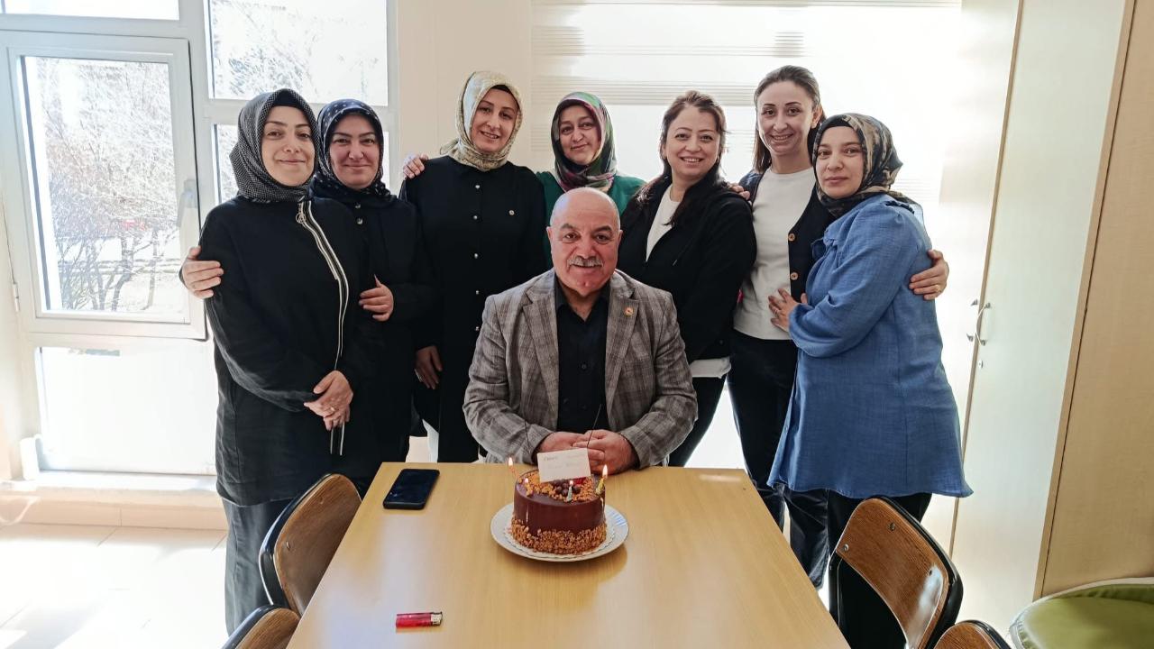 Sağlıkta Hak Sendikası Genel Başkanı İlim Gödekmerdan’dan Ebeler Haftası’na Anlamlı Mesaj